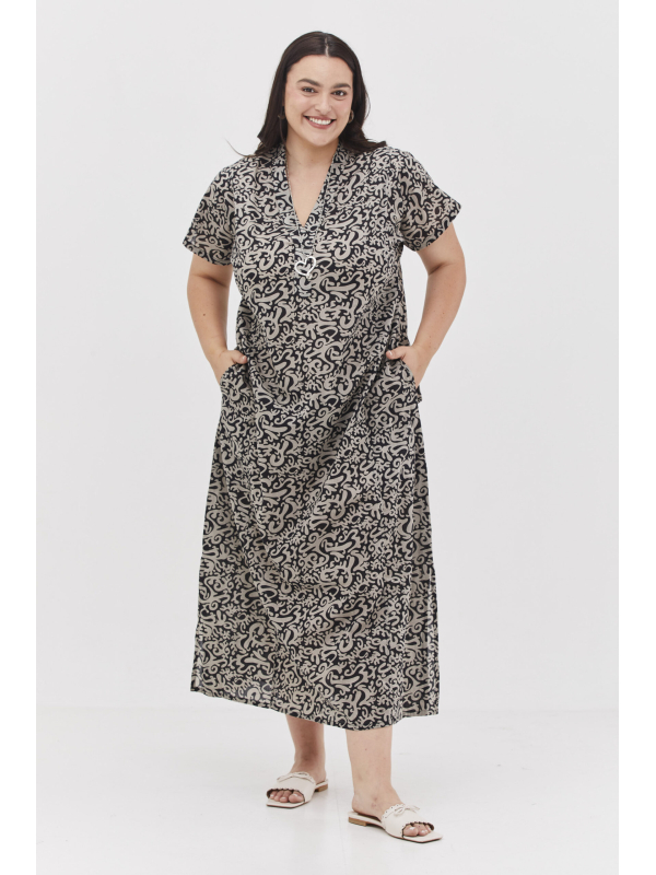 גלביה לנשים | גלבייה בעיצוב ייחודי – פרינט בלאק פנטזי, שמלה שחורה עם הדפס מופשט בצבע אפור בהיר. קומפורט זון בוטיק