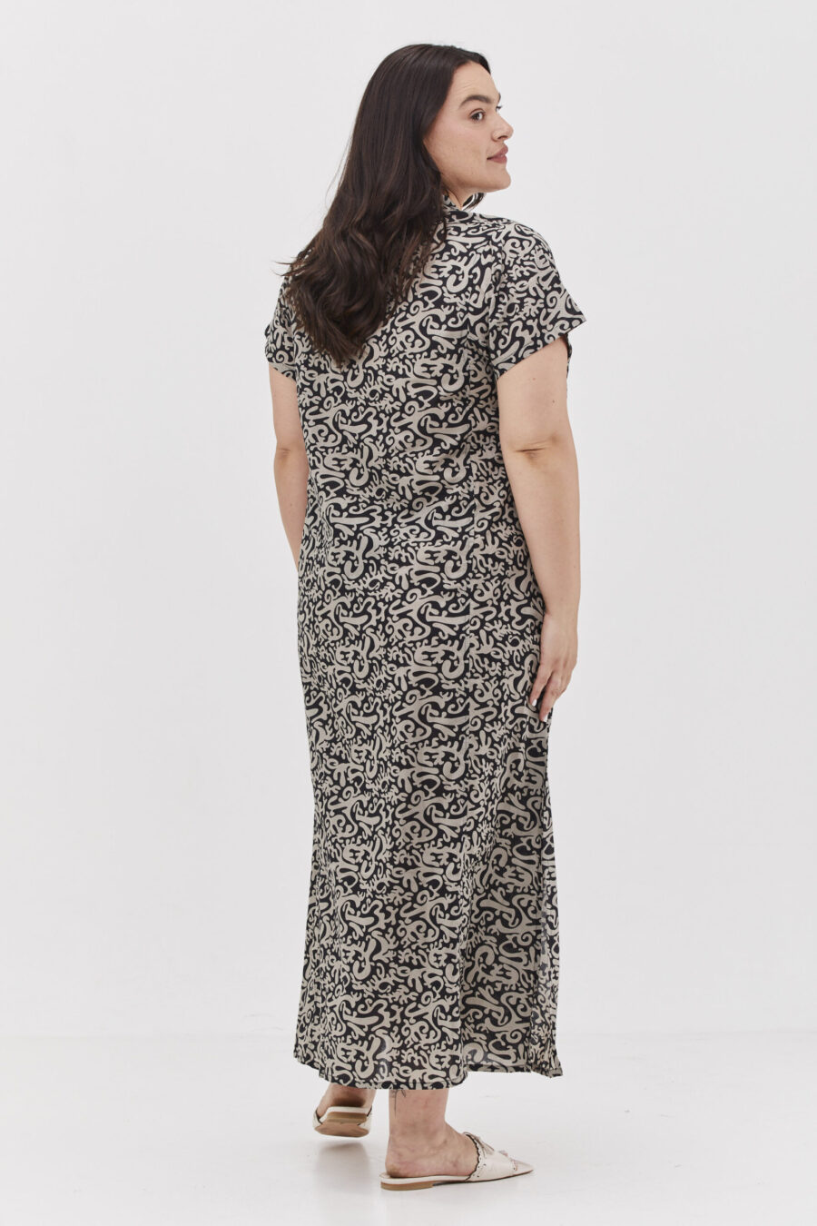 גלביה לנשים | גלבייה בעיצוב ייחודי – פרינט בלאק פנטזי, שמלה שחורה עם הדפס מופשט בצבע אפור בהיר.