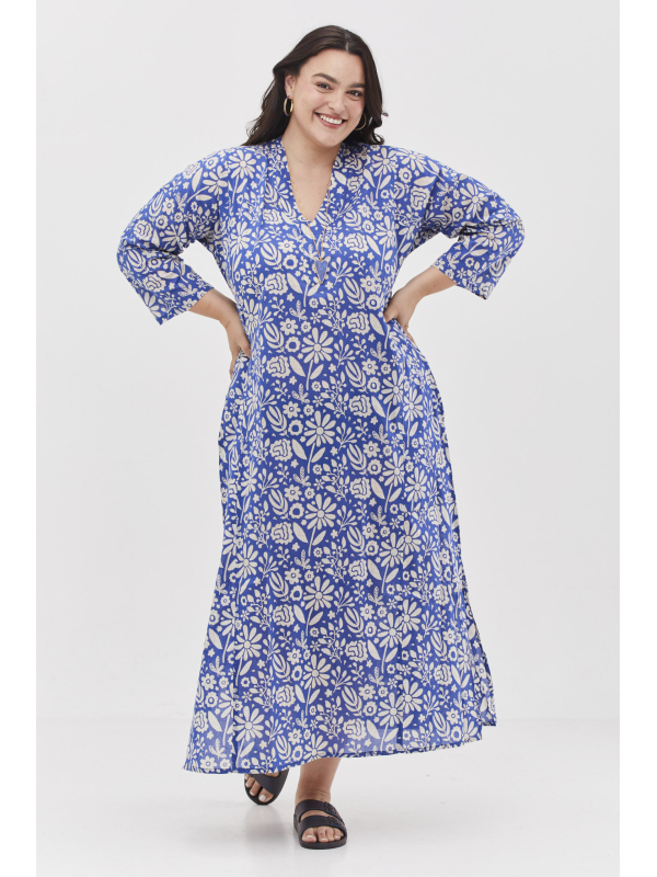 גלביה לנשים | גלבייה בעיצוב ייחודי - הדפס כחול רומנטי, שמלה בצבע כחול בהיר בשילוב פרינט פרחים לבנים