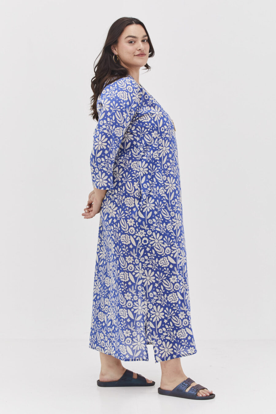 גלביה לנשים | גלבייה בעיצוב ייחודי - הדפס כחול רומנטי, שמלה בצבע כחול בהיר בשילוב פרינט פרחים לבנים