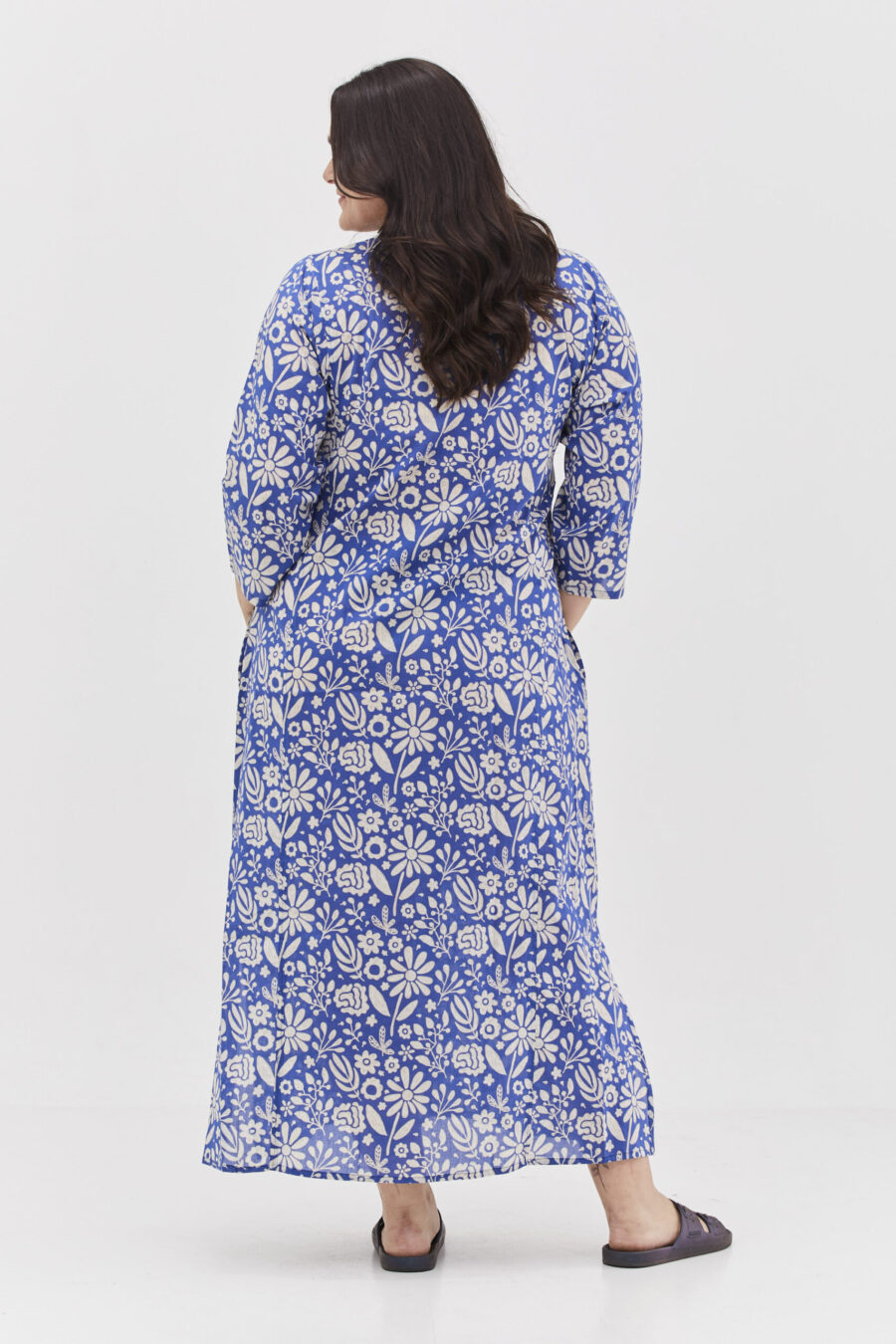 גלביה לנשים | גלבייה בעיצוב ייחודי - הדפס כחול רומנטי, שמלה בצבע כחול בהיר בשילוב פרינט פרחים לבנים