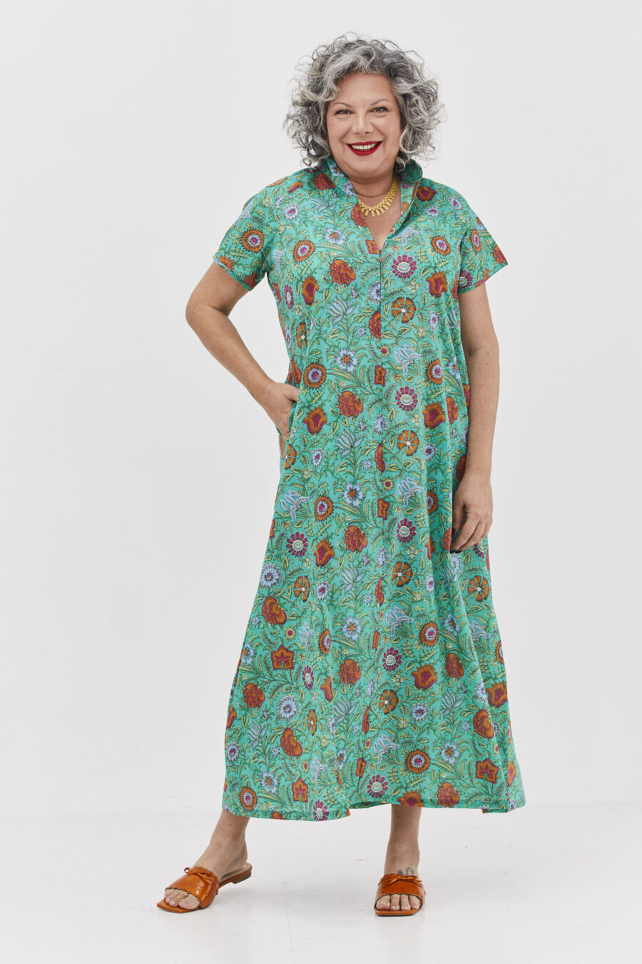 שמלת מאיקו | שמלה יפנית בעלת מפתח בעיצוב ייחודי – פרינט סימפוני, שמלה בצבע טורקיז ירקרק עם הדפס פרחוני צבעוני.