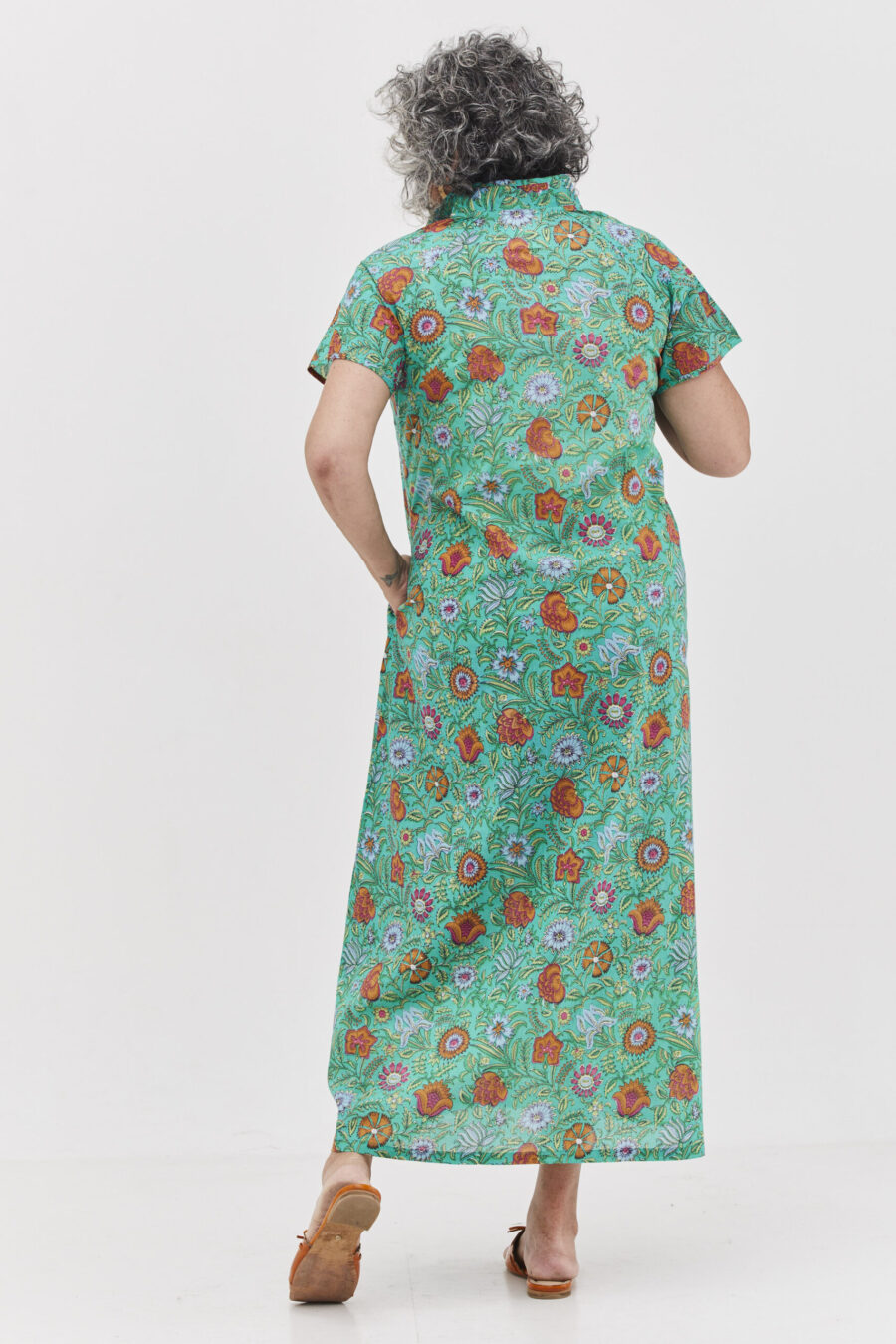 שמלת מאיקו | שמלה יפנית בעלת מפתח בעיצוב ייחודי – פרינט סימפוני, שמלה בצבע טורקיז ירקרק עם הדפס פרחוני צבעוני.