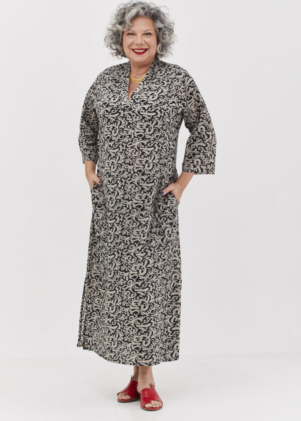 גלביה לנשים | גלבייה בעיצוב ייחודי - פרינט בלאק פנטזי, שמלה שחורה עם הדפס מופשט בצבע אפור בהיר.