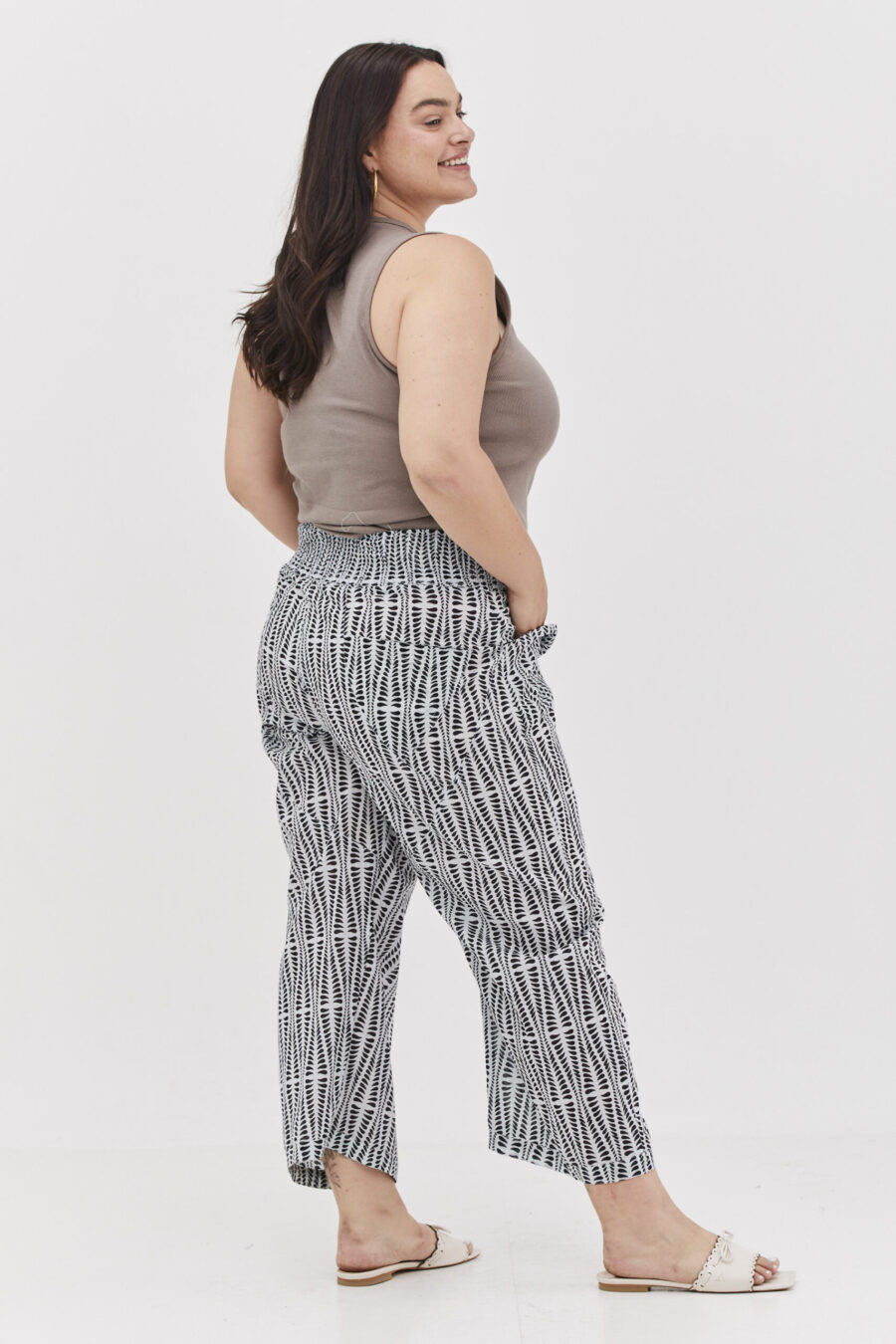 מכנסי הרמוני | מכנסיים מעוצבים ונוחים של קומפורט זון בוטיק - הדפס אגם לבן, מכנסיים לבנים עם הדפס גיאומטרי בצבע שחור.