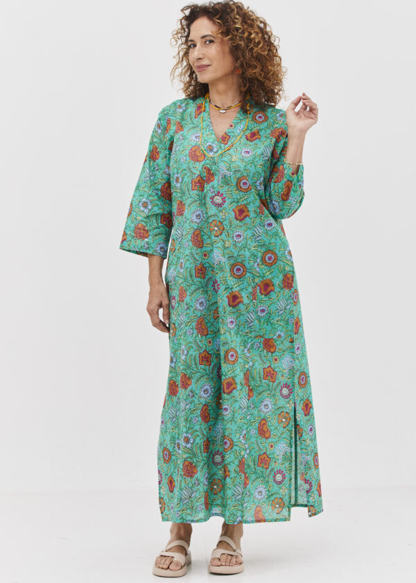גלביה לנשים | גלבייה בעיצוב ייחודי – פרינט סימפוני, שמלה בצבע טורקיז ירקרק עם הדפס פרחוני צבעוני.