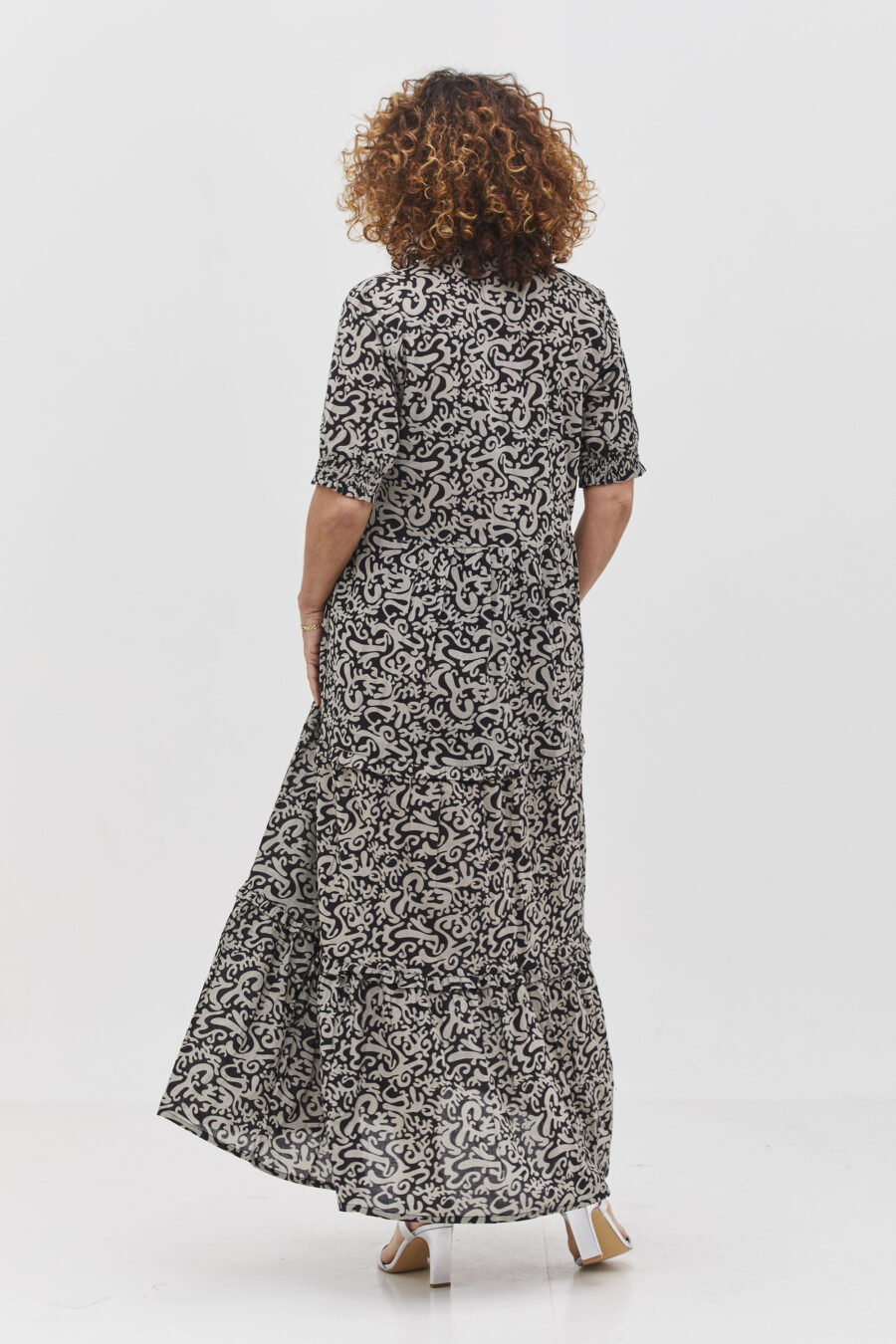 שמלת אפרת | שמלת מקסי בעיצוב ייחודי -פרינט בלאק פנטזי, שמלה שחורה עם הדפס מופשט בצבע אפור בהיר. של קומפורט זון בוטיק