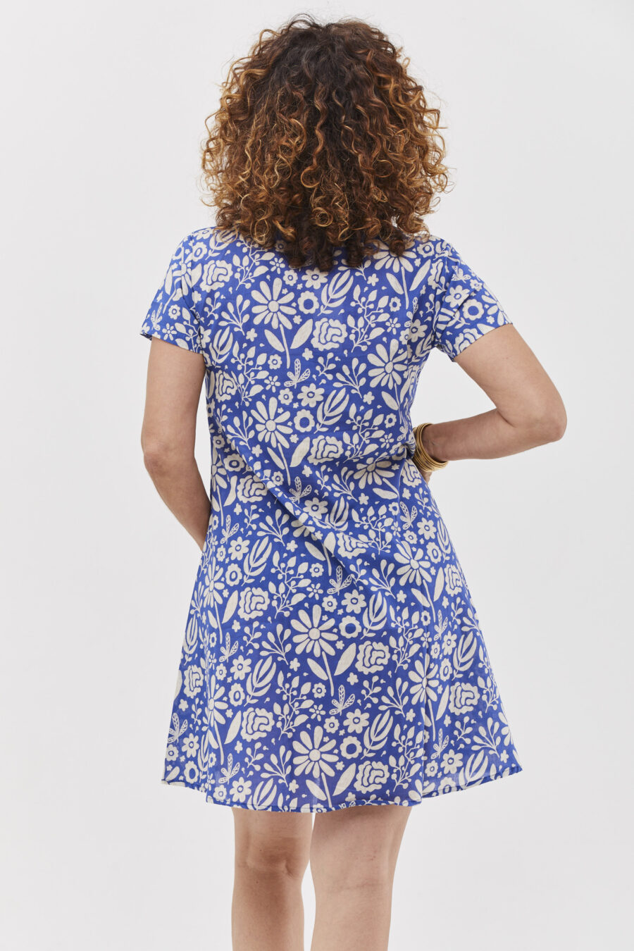 שמלת הילי | שמלת כותנה בעיצוב ייחודי - הדפס כחול רומנטי, שמלה בצבע כחול בהיר בשילוב פרינט פרחים לבנים