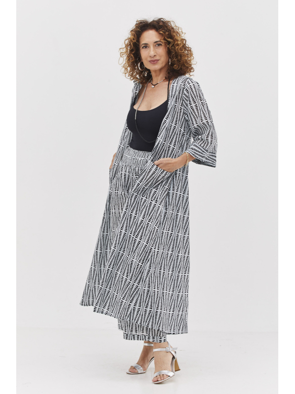 קימונו אוברסייז | קימונו מעוצב ונוח של קומפורט זון בוטיק - הדפס אגם לבן, קימונו לבן עם הדפס גיאומטרי בצבע שחור.