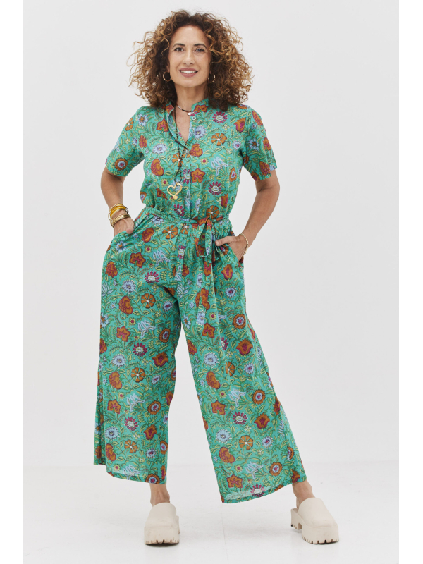 אוברול אוברסייז | אוברול בעיצוב ייחודי - פרינט סימפוני, אוברול בצבע טורקיז ירקרק עם הדפס פרחוני צבעוני.