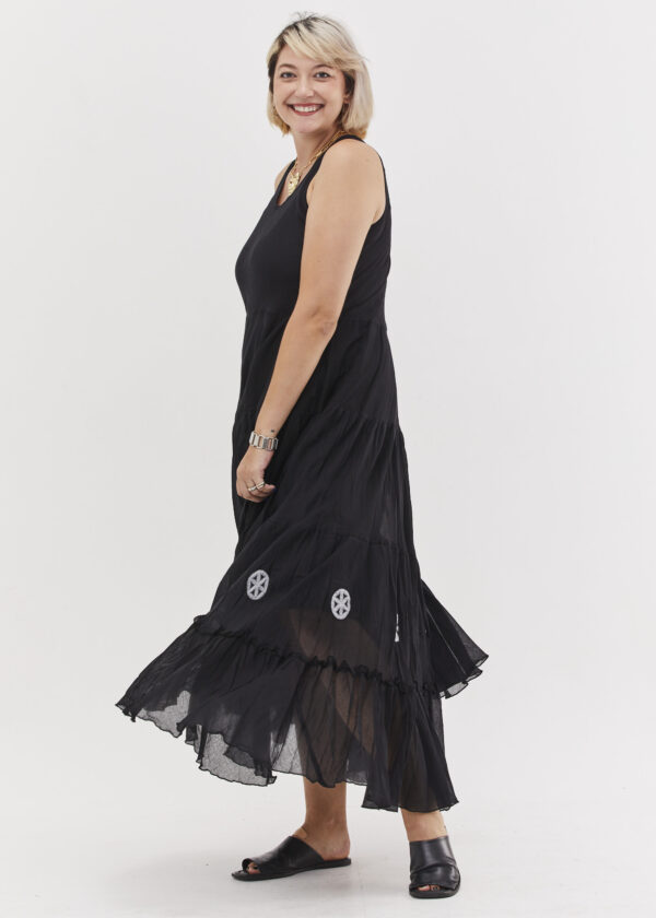 שמלת ליליז | שמלת קומות מקסי מכותנה עדינה בעיצוב ייחודי – שמלת מקסי שחורה עם רקמה