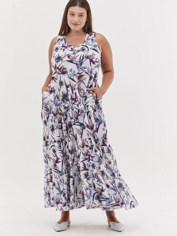 שמלת ליליז | שמלת קומות מקסי מכותנה עדינה בעיצוב ייחודי – פרינט גן עדן סגול, שמלת כותנה לבנה עם הדפס בגווני סגול של ‘ציפור גן עדן’