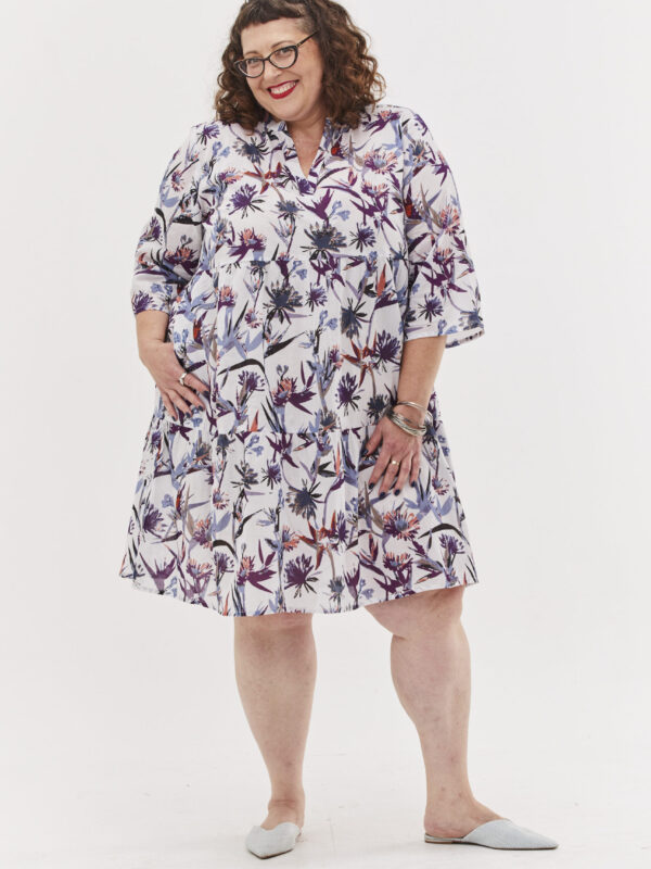 שמלת אפי | שמלת מידי כותנה בעיצוב ייחודי -פרינט גן עדן סגול, שמלת כותנה לבנה עם הדפס בגווני סגול של ‘ציפור גן עדן’