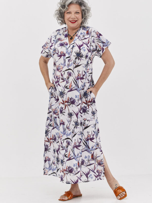 גלביה לנשים | גלבייה קצרה בעיצוב ייחודי – פרינט גן עדן סגול, שמלת כותנה לבנה עם הדפס בגווני סגול של ‘ציפור גן עדן’