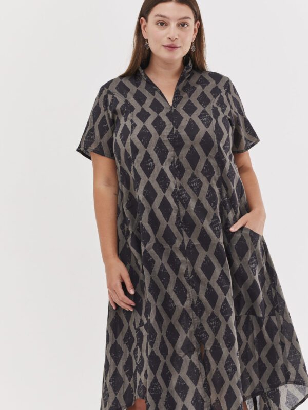 שמלת אייקו | שמלת אוברסייז בעיצוב ייחודי – פרינט מעויינים שחור-אפור, שמלה אפורה כהה עם הדפס מעויינים שחור
