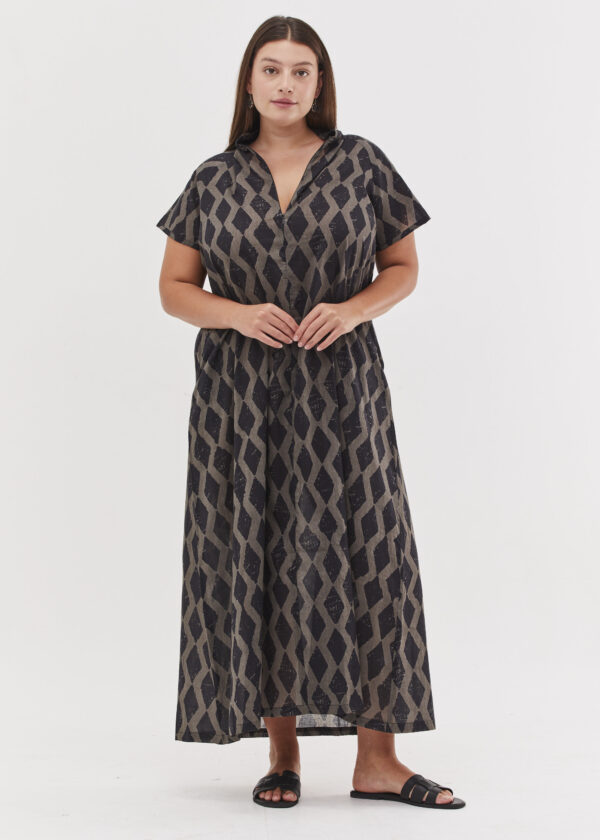 שמלת מאיקו | שמלה יפנית בעלת מפתח בעיצוב ייחודי - פרינט מעויינים שחור-אפור, שמלה אפורה כהה עם הדפס מעויינים שחור