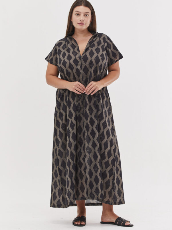 שמלת מאיקו | שמלה יפנית בעלת מפתח בעיצוב ייחודי - פרינט מעויינים שחור-אפור, שמלה אפורה כהה עם הדפס מעויינים שחור