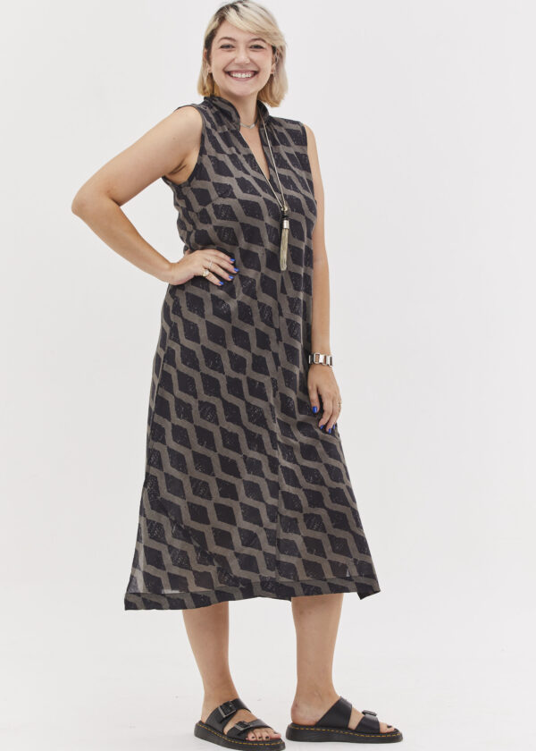 שמלת אוסי | שמלת גופיה עם מפתח בעיצוב ייחודי - פרינט מעויינים שחור-אפור, שמלה אפורה כהה עם הדפס מעויינים שחור