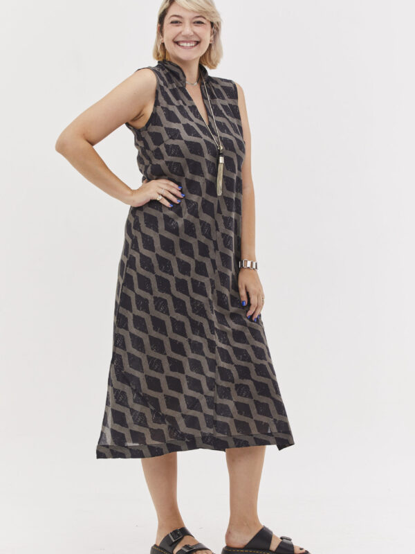 שמלת אוסי | שמלת גופיה עם מפתח בעיצוב ייחודי - פרינט מעויינים שחור-אפור, שמלה אפורה כהה עם הדפס מעויינים שחור