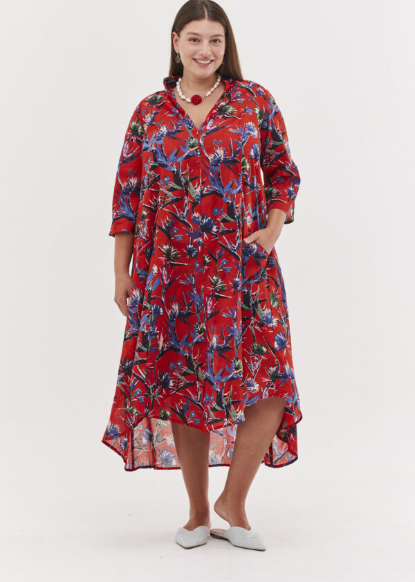 שמלת אייקו | שמלת אוברסייז בעיצוב ייחודי – פרינט גן עדן אדום, שמלה אדומה עם הדפס בגווני סגול של ‘ציפור גן עדן’