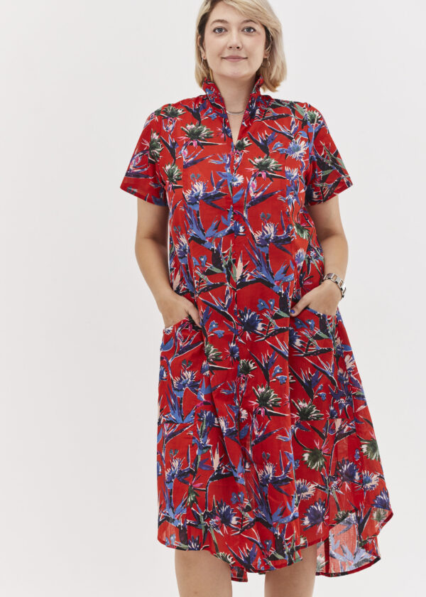 שמלת אייקו | שמלת אוברסייז בעיצוב ייחודי – פרינט גן עדן אדום, שמלה אדומה עם הדפס בגווני סגול של ‘ציפור גן עדן’