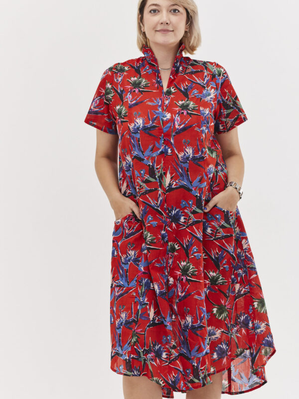 שמלת אייקו | שמלת אוברסייז בעיצוב ייחודי – פרינט גן עדן אדום, שמלה אדומה עם הדפס בגווני סגול של ‘ציפור גן עדן’