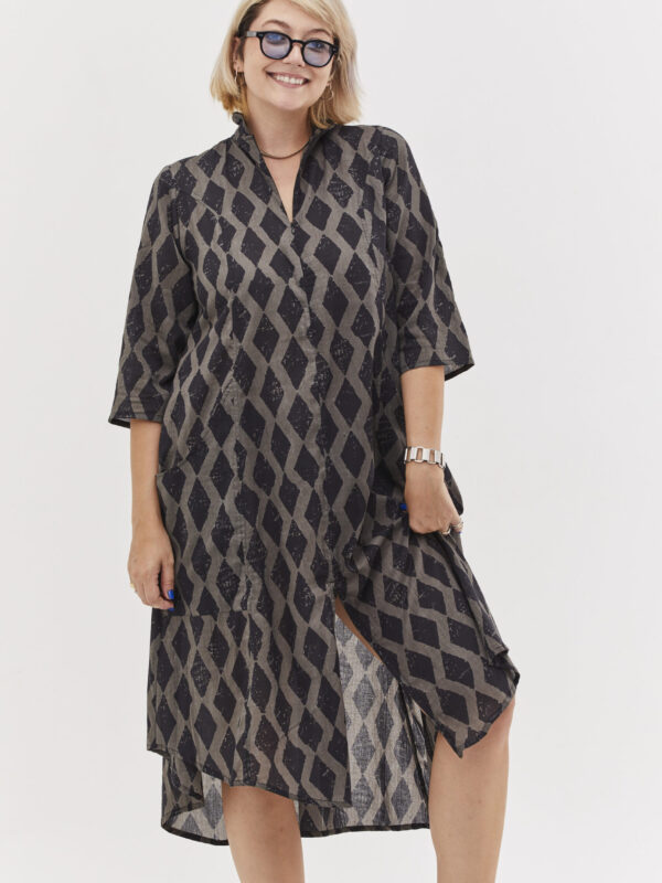 שמלת אייקו | שמלת אוברסייז בעיצוב ייחודי – פרינט מעויינים שחור-אפור, שמלה אפורה כהה עם הדפס מעויינים שחור