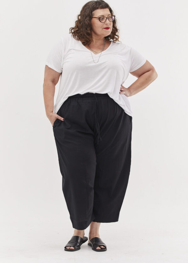 מכנסי בוהו שיק | מכנסיים מעוצבים ונוחים של קומפורט זון בוטיק – מכנסיים שחורים מכותנה אטומה טבעית