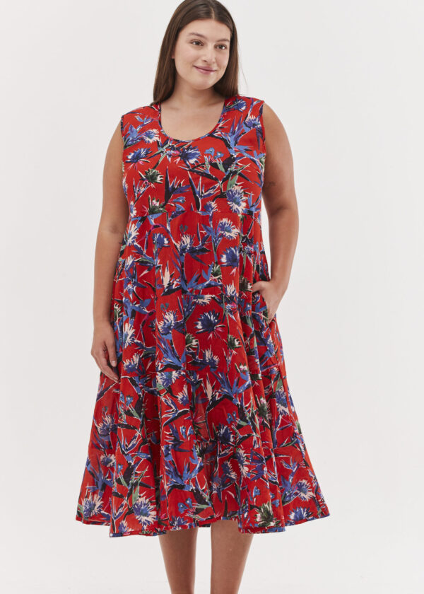 שמלת לילי | שמלת קומות מידי מכותנה בעיצוב ייחודי – פרינט גן עדן אדום, שמלה אדומה עם הדפס בגווני סגול של ‘ציפור גן עדן’