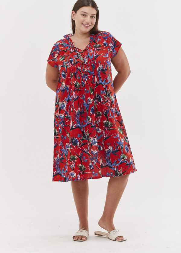 שמלת הלנה - שמלת מידי בעיצוב ייחודי - פרינט גן עדן אדום, שמלה אדומה עם הדפס בגווני סגול של ‘ציפור גן עדן’. של קומפורט זון בוטיק