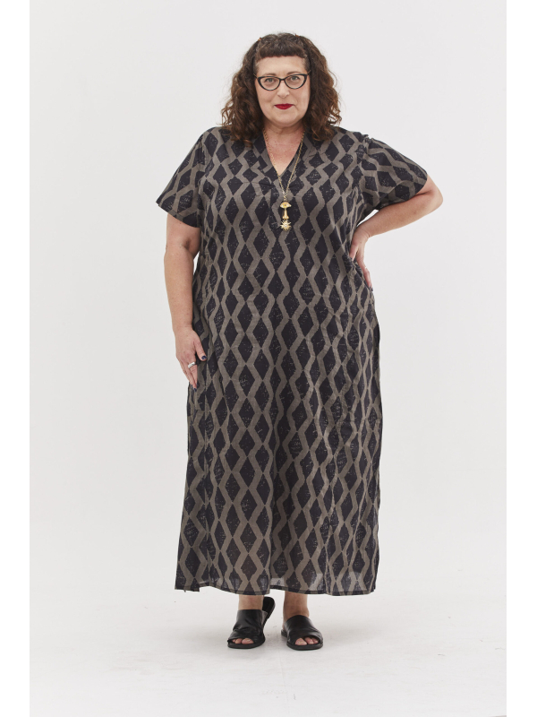 גלביה לנשים | גלבייה בעיצוב ייחודי - פרינט מעויינים שחור-אפור, שמלה אפורה כהה עם הדפס מעויינים שחור