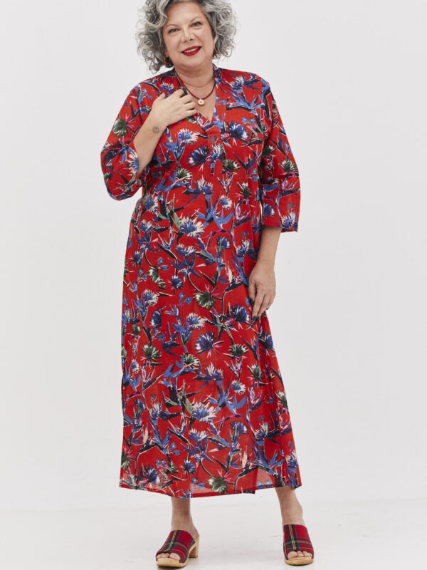 גלביה לנשים | גלבייה קצרה בעיצוב ייחודי – פרינט גן עדן אדום, שמלה אדומה עם הדפס בגווני סגול של ‘ציפור גן עדן’
