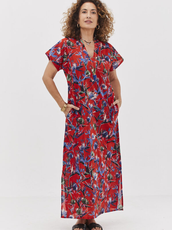 גלביה לנשים | גלבייה קצרה בעיצוב ייחודי – פרינט גן עדן אדום, שמלה אדומה עם הדפס בגווני סגול של ‘ציפור גן עדן’