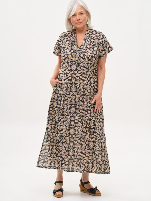 גלביה לנשים | גלבייה בעיצוב ייחודי - פרינט טוליפ שחור, שמלה שחורה עם הדפס פרחוני בז'.