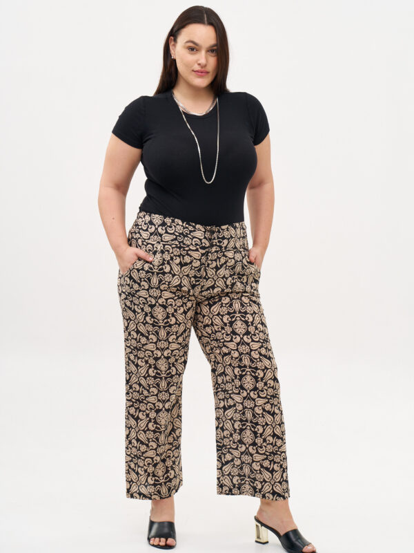 מכנסי ג'ד | מכנסיים מעוצבים ונוחים של קומפורט זון בוטיק - פרינט טוליפ שחור, שמלה שחורה עם הדפס פרחוני בז'.