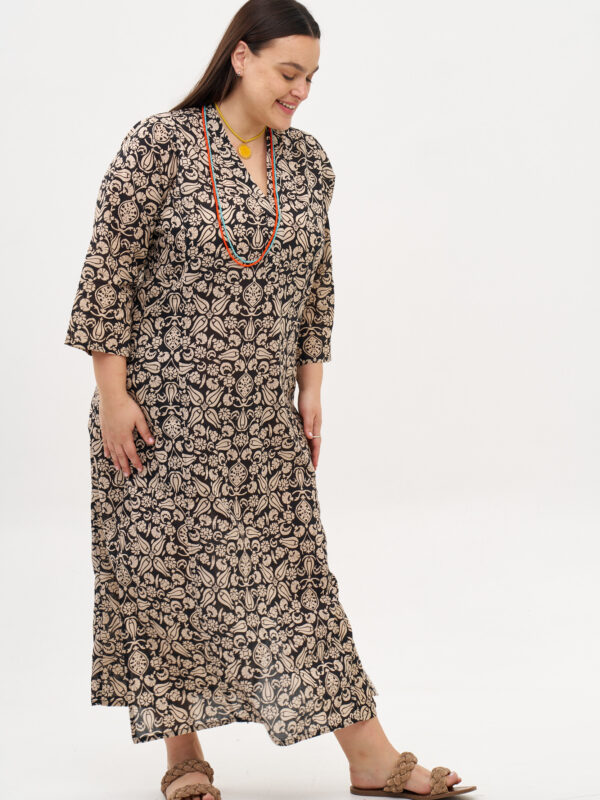 גלביה לנשים | גלבייה בעיצוב ייחודי - פרינט טוליפ שחור, שמלה שחורה עם הדפס פרחוני בז'.