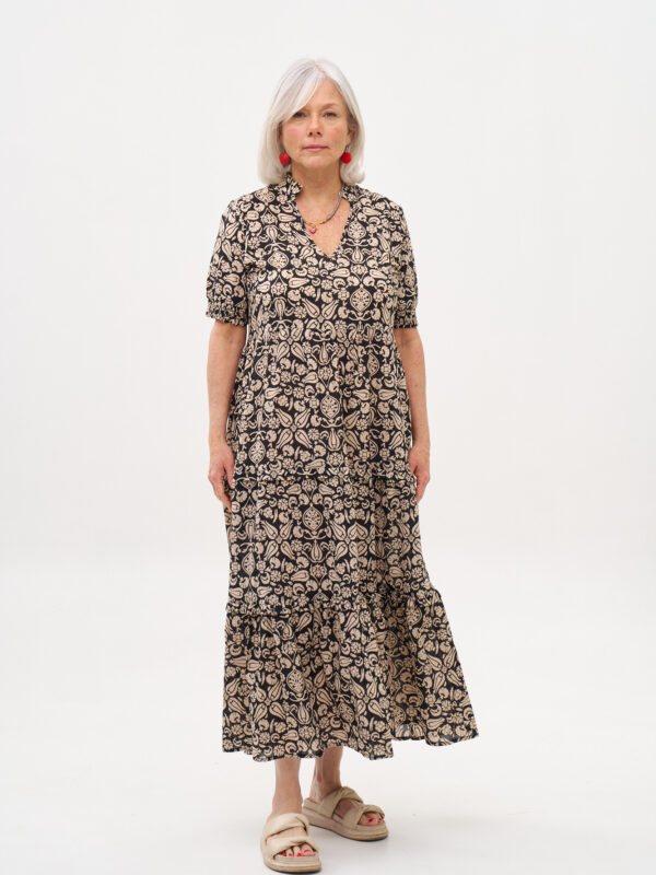 שמלת אפרת | שמלת מקסי כותנה בעיצוב ייחודי - פרינט טוליפ שחור, שמלה שחורה עם הדפס פרחוני בז'.