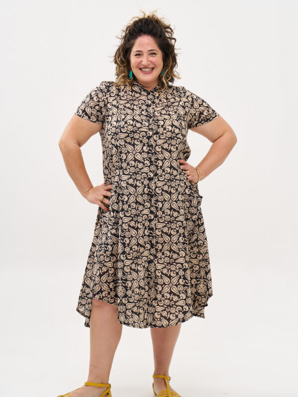 שמלת איה'לה | שמלת אוברסייז בעיצוב ייחודי – פרינט טוליפ שחור, שמלה שחורה עם הדפס פרחוני בז'.