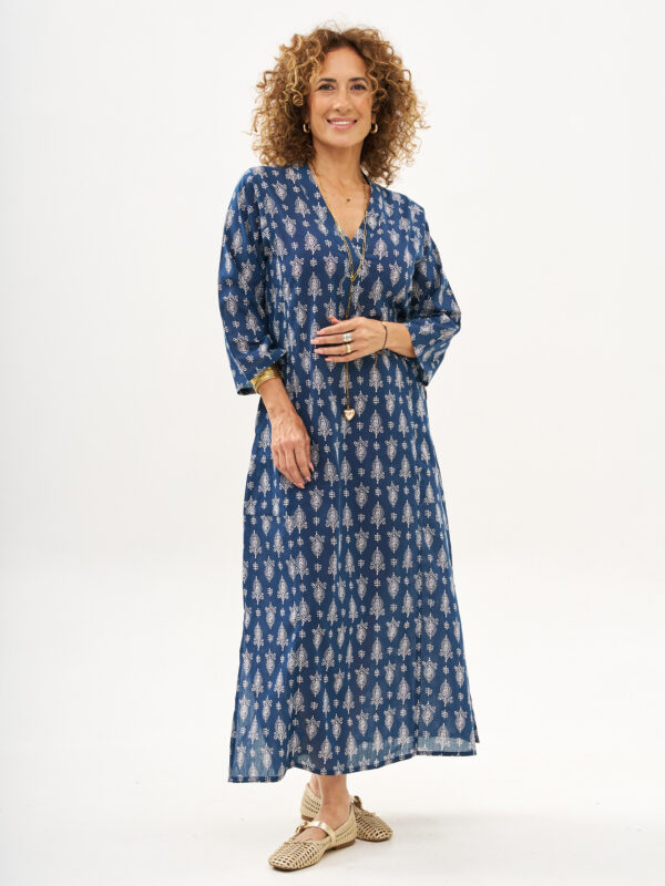 גלביה לנשים | גלבייה בעיצוב ייחודי - פרינט בלו, שמלה בצבע כחול כהה עם הדפס אוריינטלי לבן.