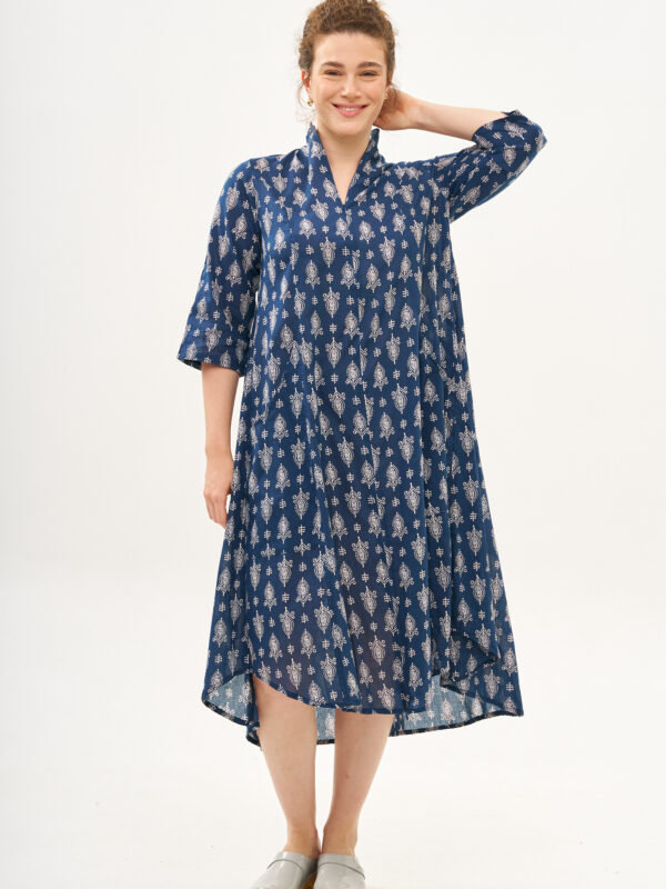 שמלת אייקו | שמלת אוברסייז בעיצוב ייחודי - פרינט בלו, שמלה בצבע כחול כהה עם הדפס אוריינטלי לבן.