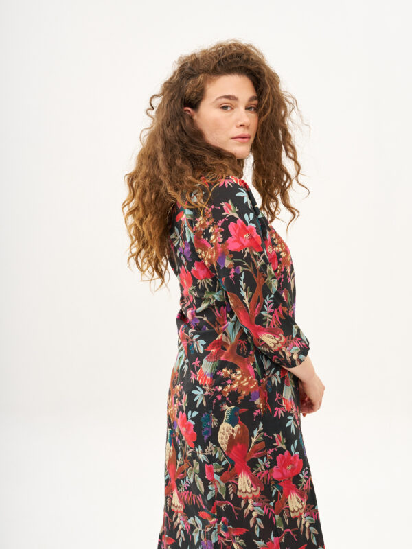 גלביה לנשים | גלבייה בעיצוב ייחודי - פרינט טרופיקנה שחור, הדפס טרופי על רקע שמלה שחורה.