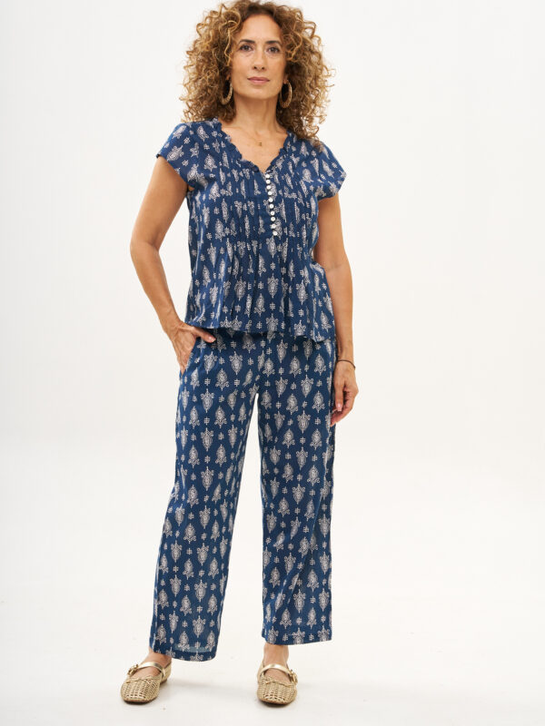 מכנסי ג'ד | מכנסיים מעוצבים ונוחים של קומפורט זון בוטיק - פרינט בלו, מכנסיים בצבע כחול כהה עם הדפס אוריינטלי לבן.