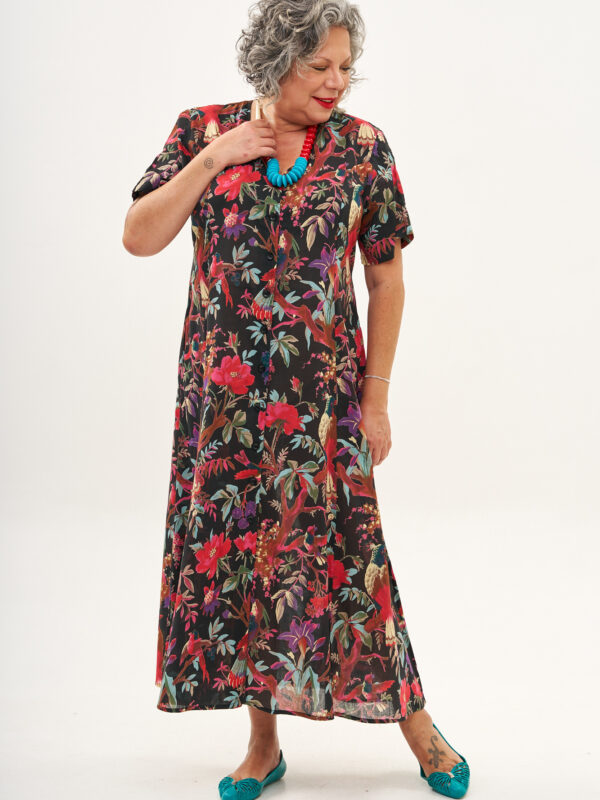 שמלת רמה - שמלת כותנה בגזרת A מחמיאה - פרינט טרופיקנה שחור, הדפס טרופי על רקע שמלה שחורה.