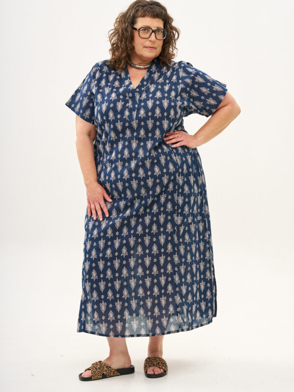 גלביה לנשים | גלבייה בעיצוב ייחודי - פרינט בלו, שמלה בצבע כחול כהה עם הדפס אוריינטלי לבן.