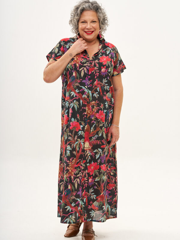 שמלת מאיקו | שמלה יפנית בעלת מפתח בעיצוב ייחודי - פרינט טרופיקנה שחור, הדפס טרופי על רקע שמלה שחורה.