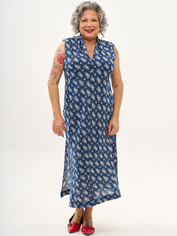 שמלת אוסי | שמלה בעיצוב ייחודי - פרינט בלו, שמלה בצבע כחול כהה עם הדפס אוריינטלי לבן.