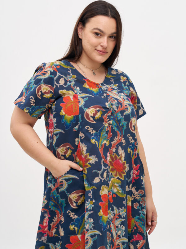 שמלת יפעת | שמלת אוברסייז בעיצוב ייחודי – - פרינט פלורה כחול, שמלה בצבע כחול כהה עם פרינט פרחוני צבעוני.