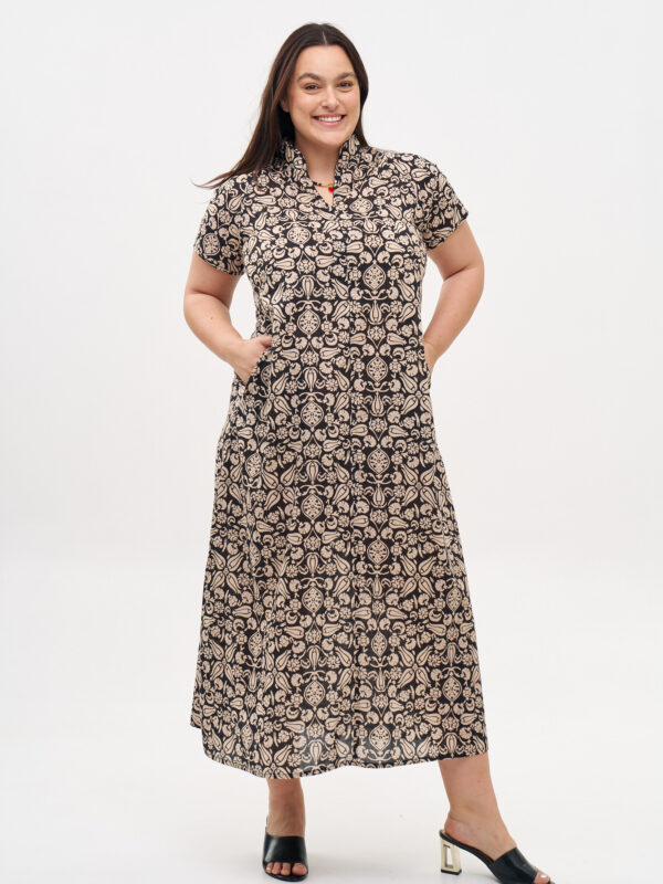 שמלת מאיקו | שמלה יפנית בעלת מפתח בעיצוב ייחודי - פרינט טוליפ שחור, שמלה שחורה עם הדפס פרחוני בצבע בז'