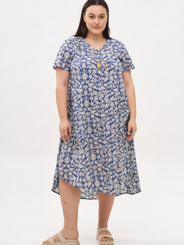שמלת יפעת | שמלת אוברסייז בעיצוב ייחודי – - פרינט טוליפ כחול, שמלה כחולה עם הדפס פרחוני לבן.