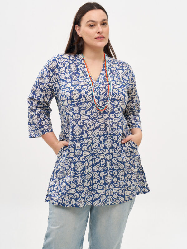 טוניקה ג'וי לנשים | טוניקה בעיצוב ייחודי - פרינט טוליפ כחול, שמלה כחולה עם הדפס פרחוני לבן.